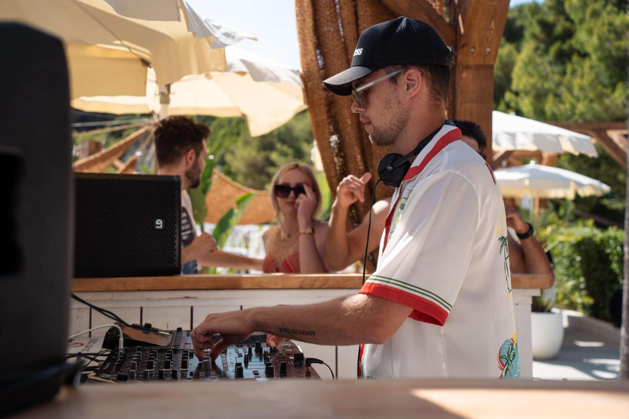 Radisson Blu Resort & Spa Split Luaran gambar DJ at the beach club