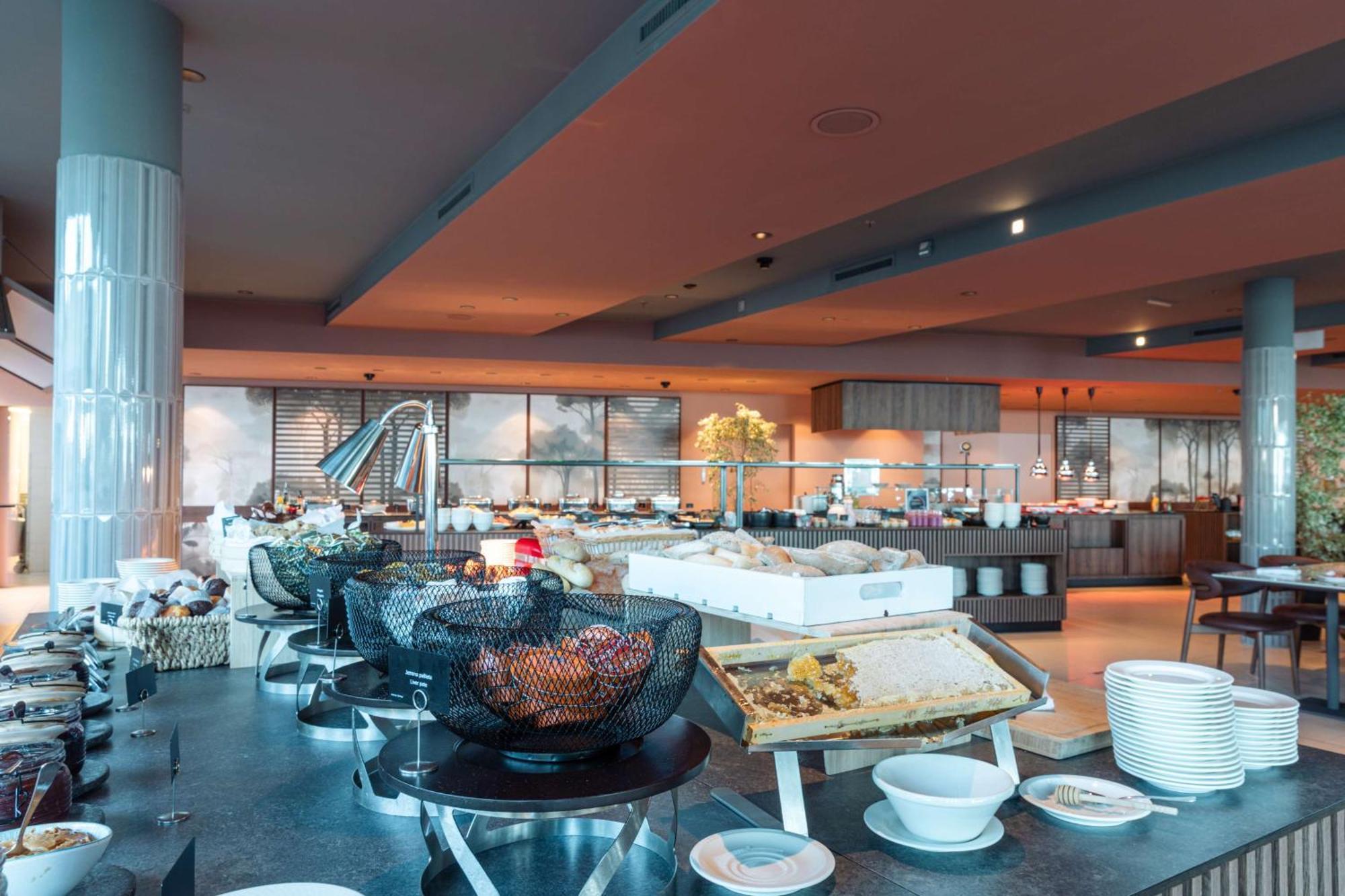 Radisson Blu Resort & Spa Split Luaran gambar The buffet at the lounge
