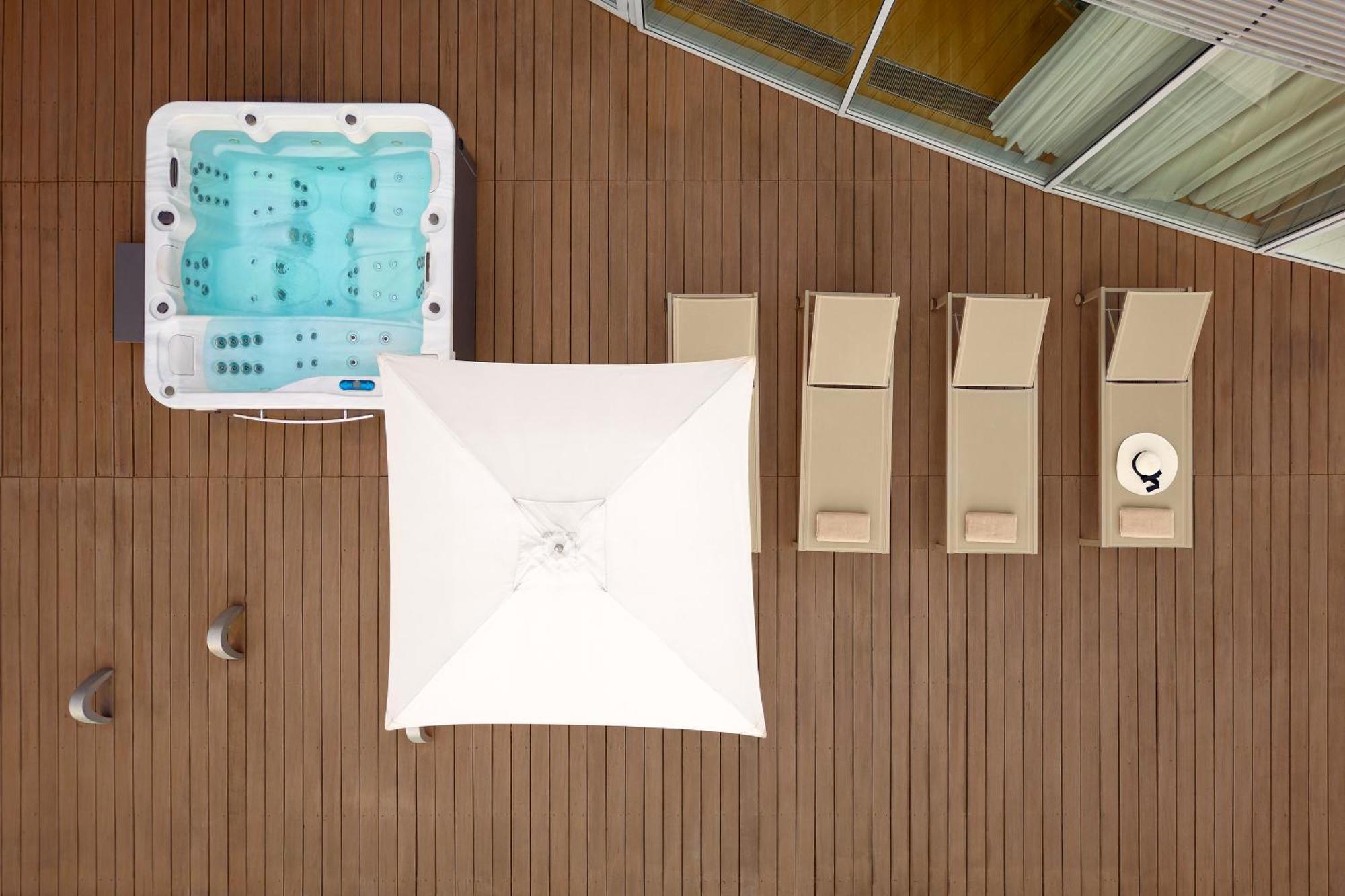 Radisson Blu Resort & Spa Split Luaran gambar A hot tub on a cruise ship