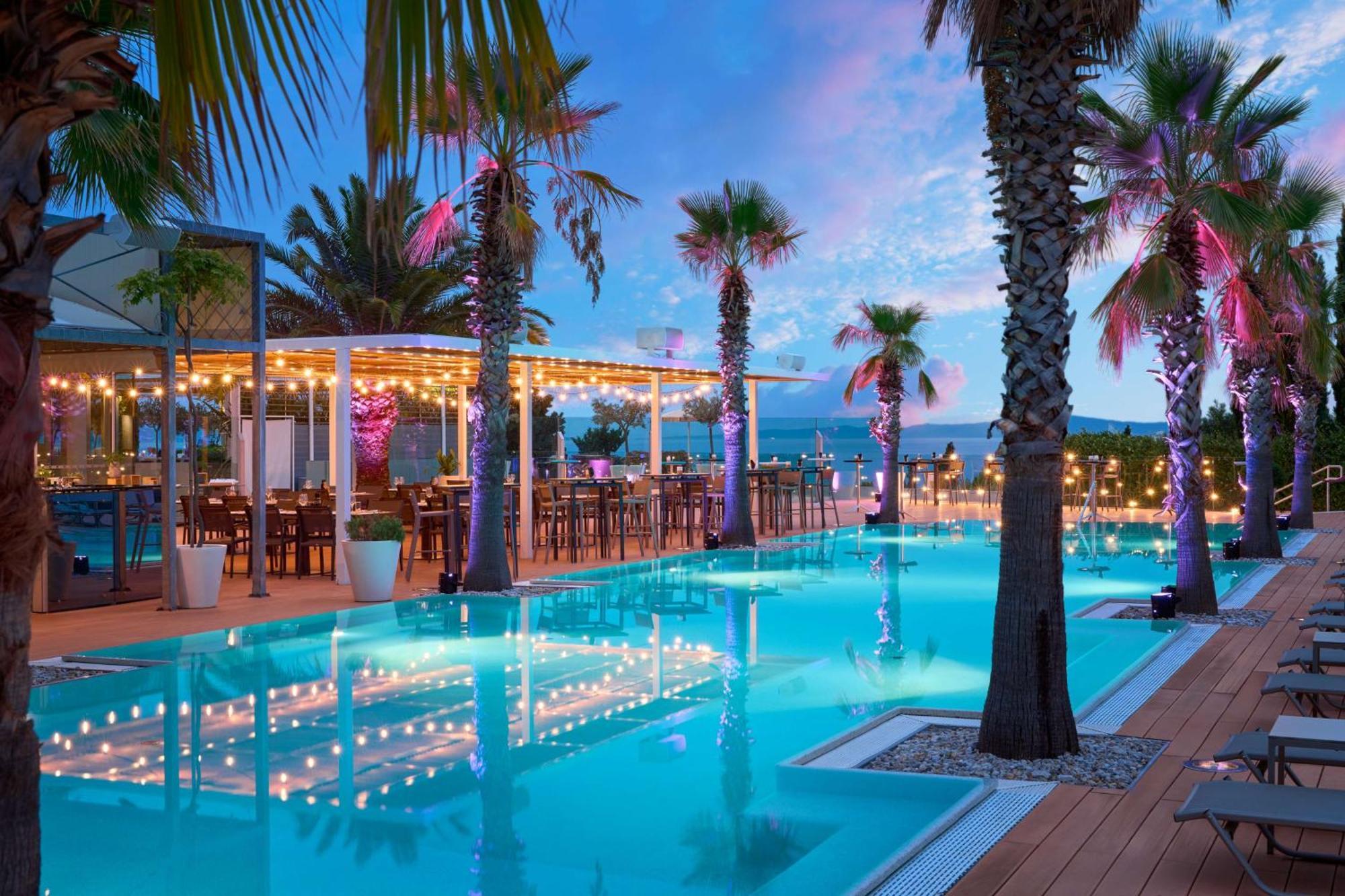 Radisson Blu Resort & Spa Split Luaran gambar The pool at the Mykonos Grand Resort